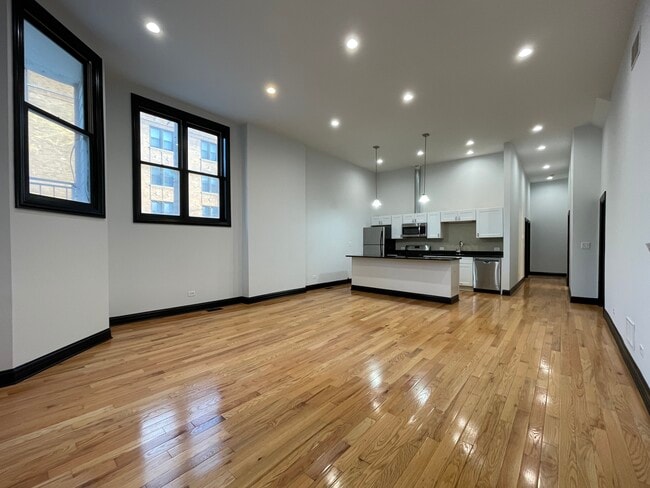 Photo - 1000 N Mozart St Apartamentos