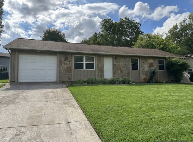 Building Photo - Unbeatable Convenience and Spotless Comfort on Roswell Road!
