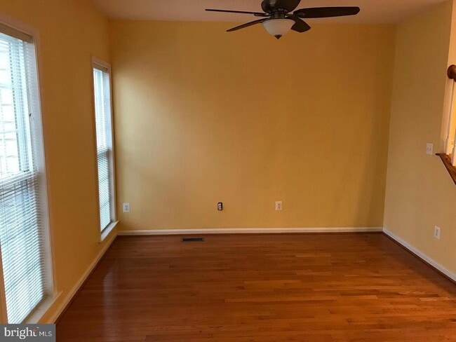 Building Photo - 21927 Windy Oaks Square