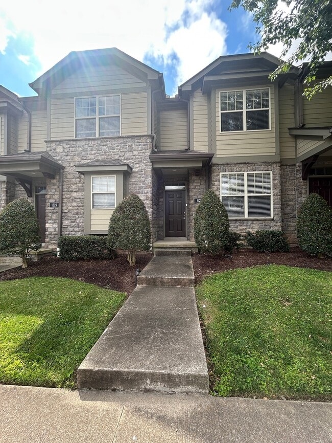 Building Photo - Beautiful 2 Bedroom 2.5 Bath Townhouse inn...