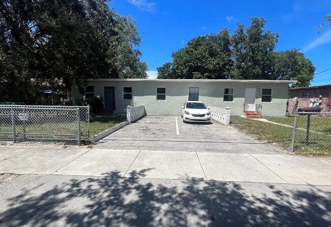 Photo - 2027 NW 91st St Apartamento Unidad 2025