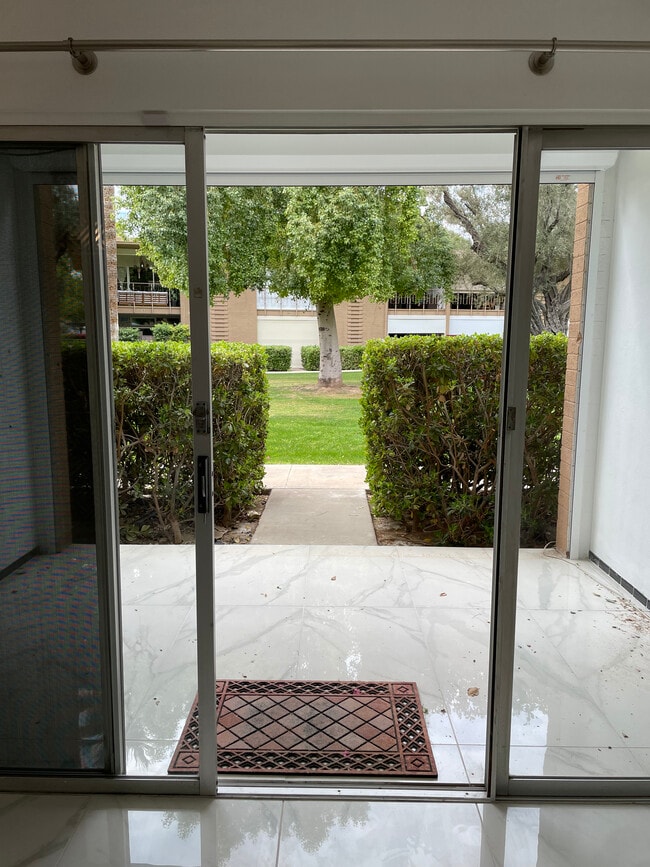 Patio personal con vista a un patio tranquilo. - 6125 E Indian School Rd Unidad 198