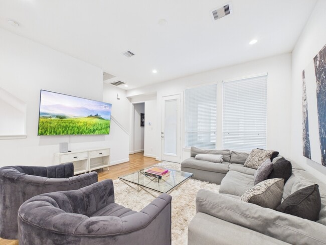 Photo - 2711 Clinton Dr