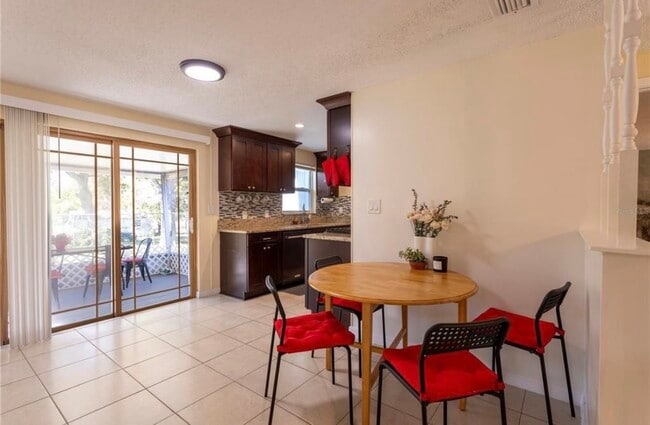 Photo - 2877 Nutwood St