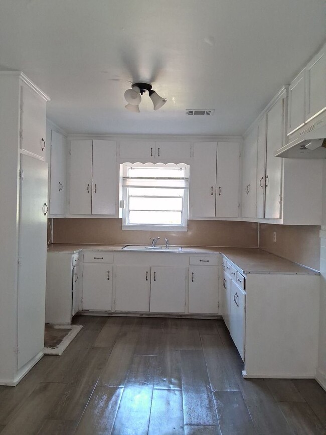Photo - 1826 Wisteria Dr