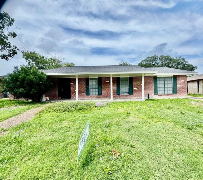 Building Photo - 4/2-Country Club Estates / South Side area