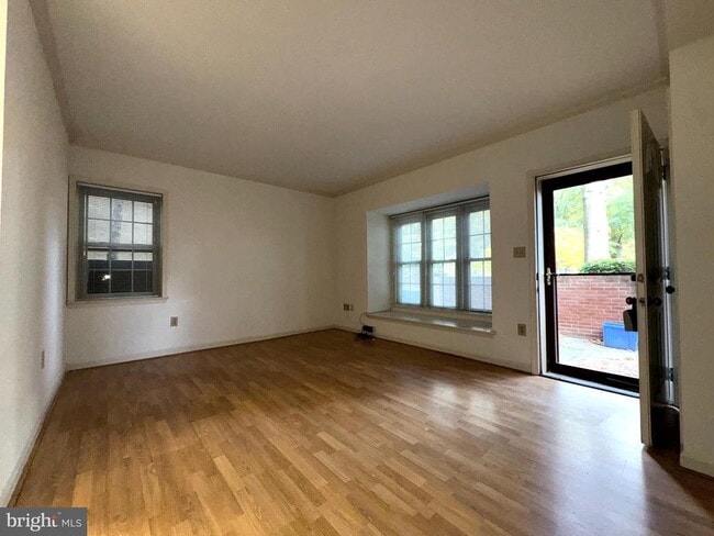 Building Photo - 2506 Fairfax Dr
