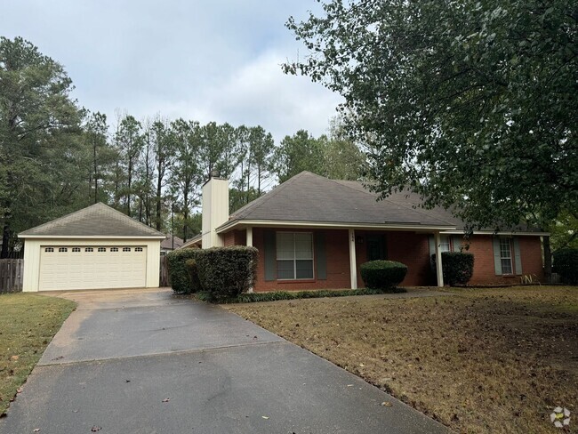 Building Photo - Deatsville Home with Pool and Large Garage