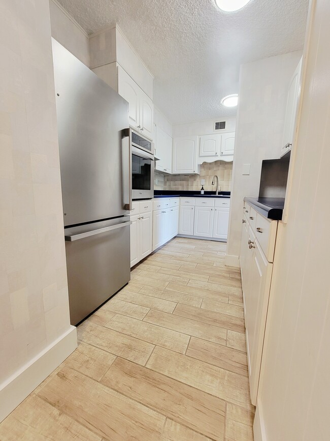 Kitchen - 1100 Erie Ave Unit #702