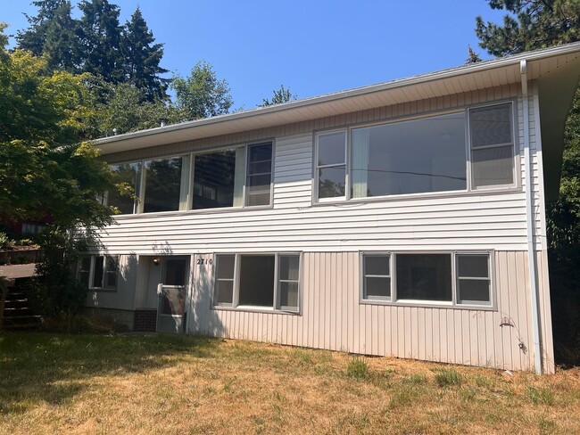 Spacious 2-level 4BD/2BA Campus Home! - Spacious 2-level 4BD/2BA Campus Home!