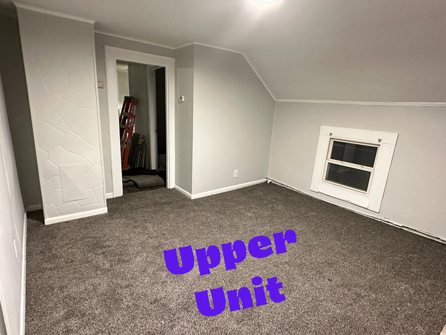 Building Photo - 606 W 5th St Unit Upper of Duplex Rental