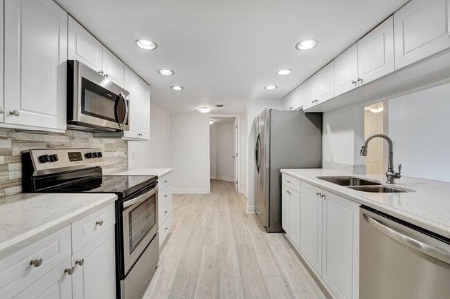 Building Photo - 2025 Lavers Cir Unit D504 Rental