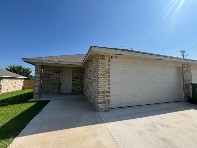 Stunning 3-Bedroom Home for Rent in Yukon,... - Stunning 3-Bedroom Home for Rent in Yukon,...