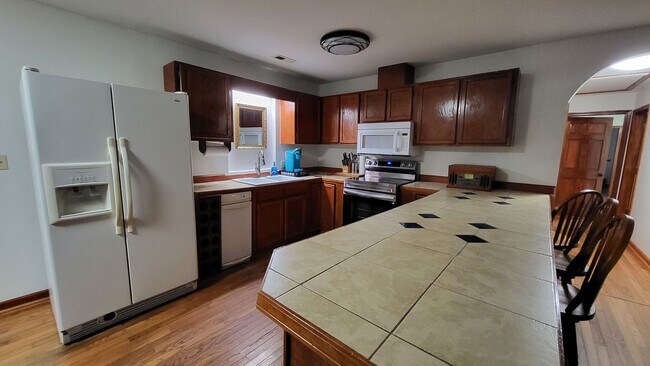 Photo - 2-Bedroom, 3-Bathroom Home - Utilities Included