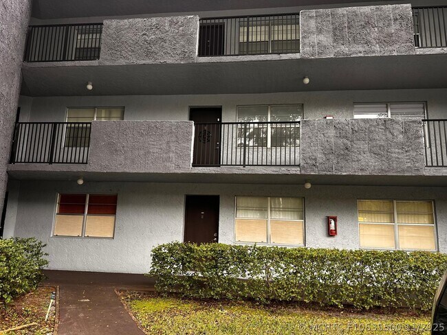 Building Photo - 8450 Lagos De Campo Blvd Unit 105