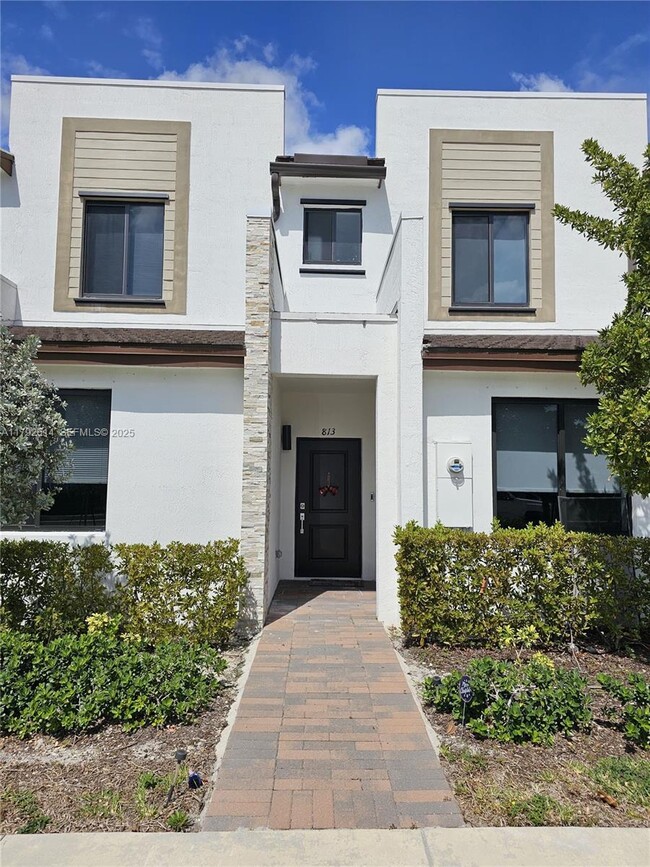 Building Photo - 813 NE 211th St