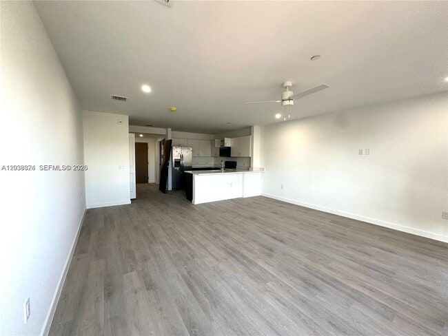 Building Photo - 20 NE 19th Ave Unit 213