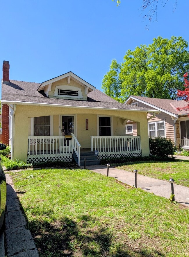 Photo - 1021 E 76th St