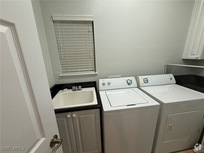 Building Photo - 5600 Chelsey Ln Unit 202 Rental