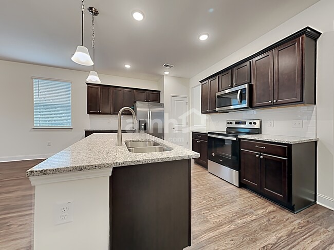 Photo - 620 W Lionel Rd