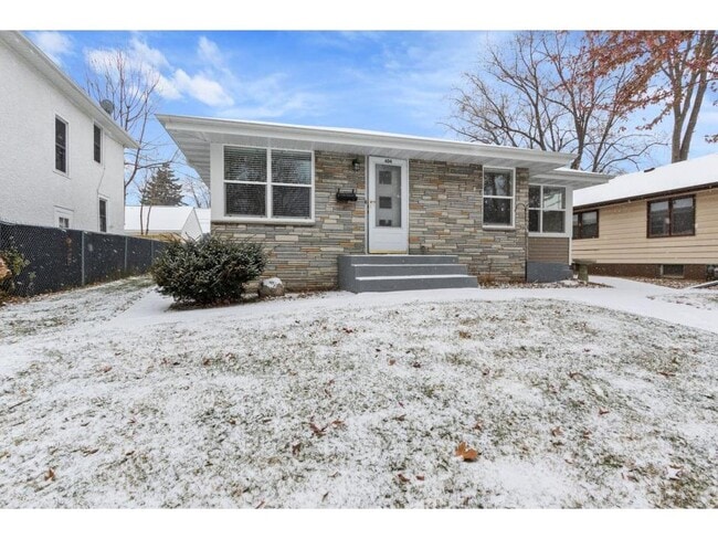Photo - 404 12th Ave N