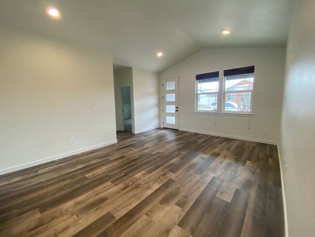 Photo - 3 Bed, 3 Bath Beautiful Home!