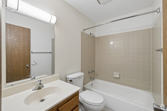 2BR, 2BA - 964SF - Second Bathroom