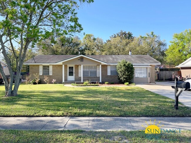 Building Photo - 3 Bedrooms Home With a Pool