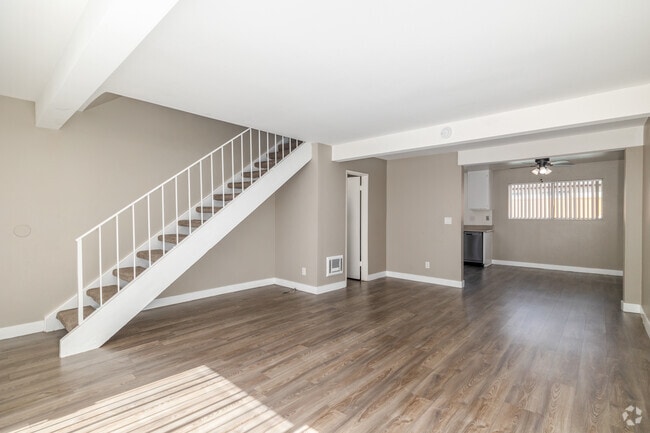 2 habitaciones, 2 baños - 1000 pies cuadrados - Sala de estar - 910 Enterprise Ave.