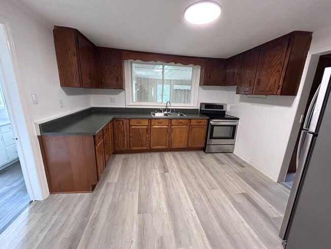 Photo - 2/1 Bungalow in Eden with Detached garage and fenced backyard!