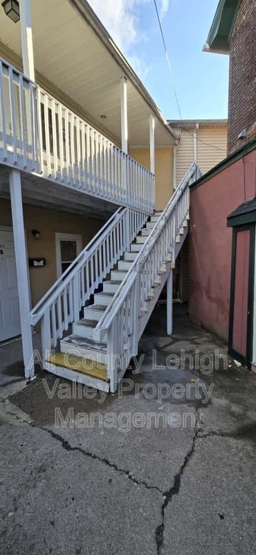 Building Photo - 609.5 Walnut St Rental