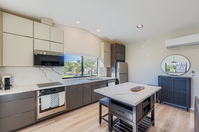 Photo - 1656 York Dr