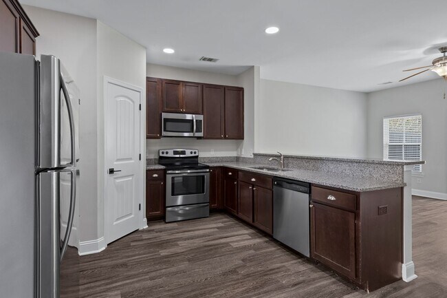 Photo - 3 bedrooms, 2.5 bathrooms townhome in the ...