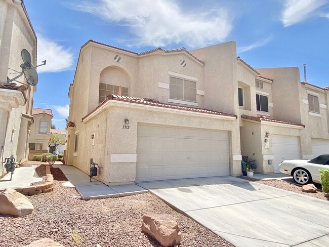 Building Photo - STUNNING 3 BEDROOM 2.5 BATH HOME LOCATED I...