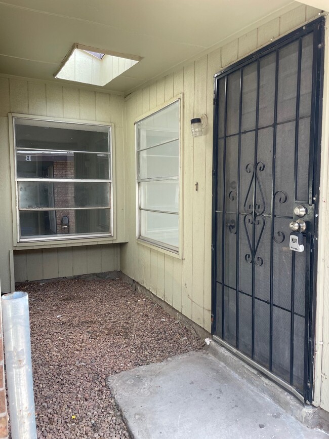 Building Photo - 8153 Saint Andrew AptC Unit C