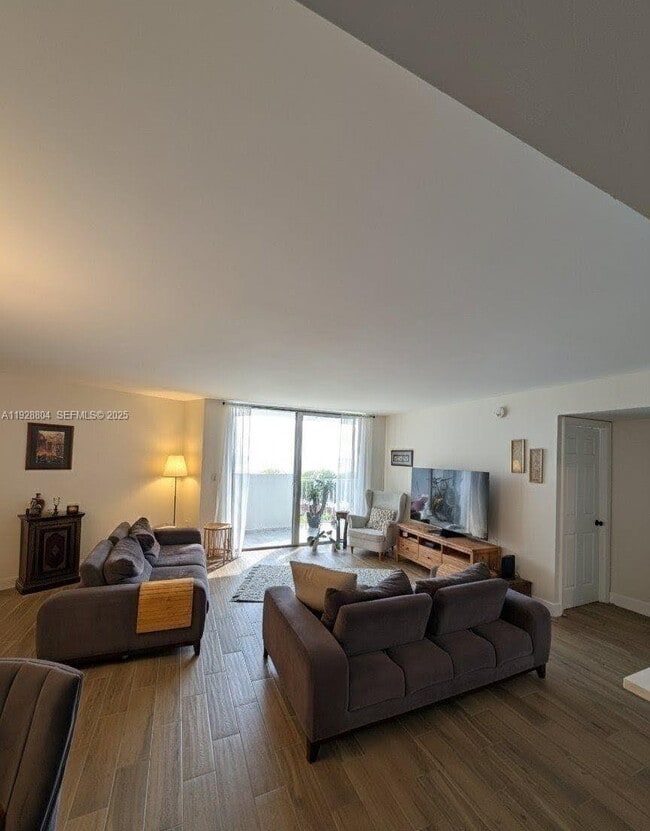 Photo - 1200 NE Miami Gardens Dr Unidad 708W