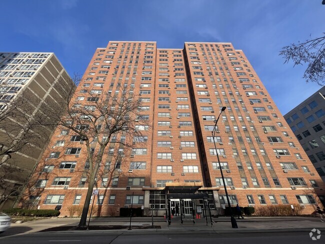 Building Photo - 2909 N Sheridan Rd Unit 1301 Rental