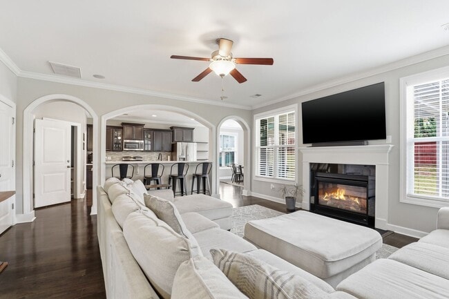 Photo - Spacious 4/3 Available July 15th