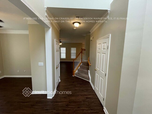 Photo - 578 Lansfaire Ave NW