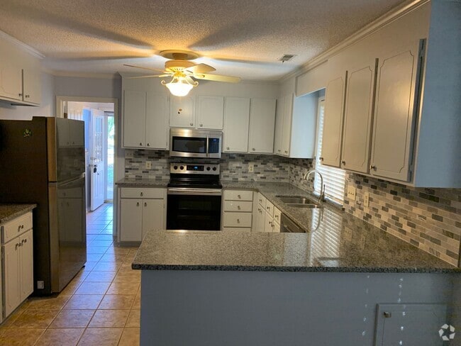 Building Photo - Lovely 3BR home in Raintree with fenced in...