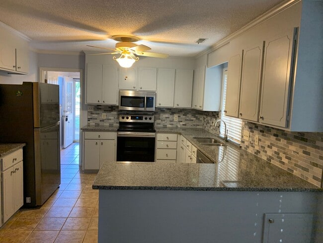 Lovely 3BR home in Raintree with fenced in... - Lovely 3BR home in Raintree with fenced in...