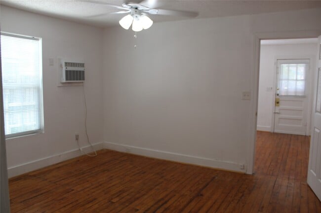 Photo - 229 Neyland St