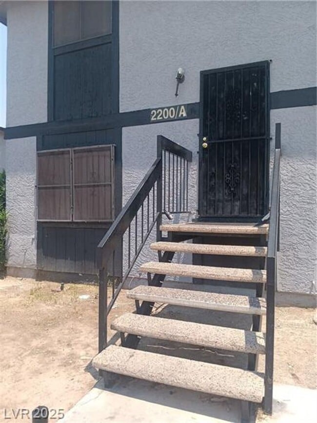 Building Photo - AVAIL NOW 7/21/25 TOWNHOME 3/2 WITH BACKYARD