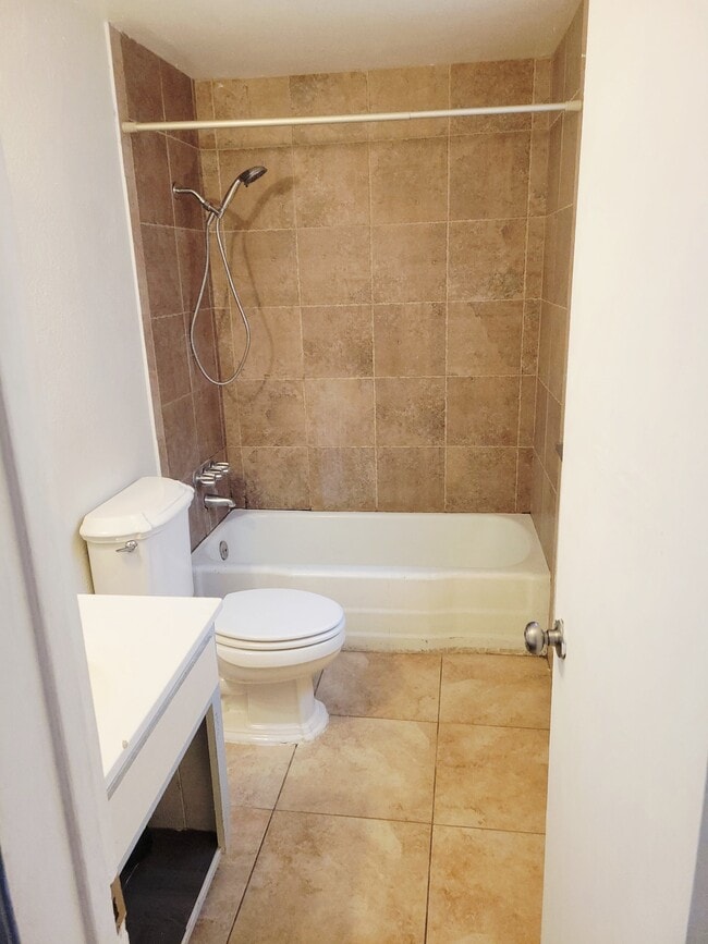 Photo - 514 Alcazar St SE Unit B