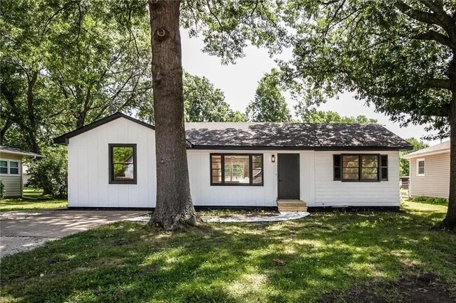 Building Photo - 1429 S Willow St Rental