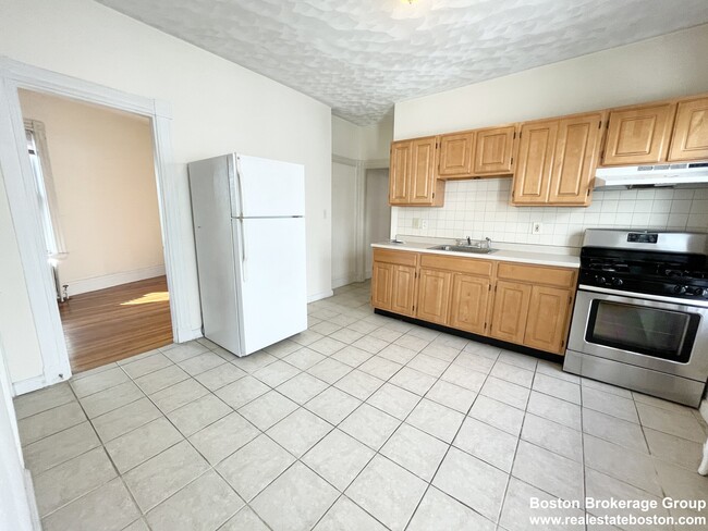 Building Photo - 14 Elder St Unit 3 Rental