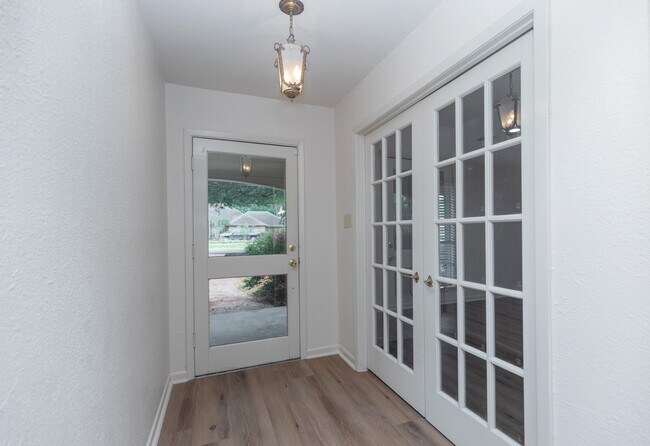 921 Victoria Dr