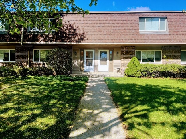 Building Photo - 3 Bedroom 2 and  1/2 Bath Townhome