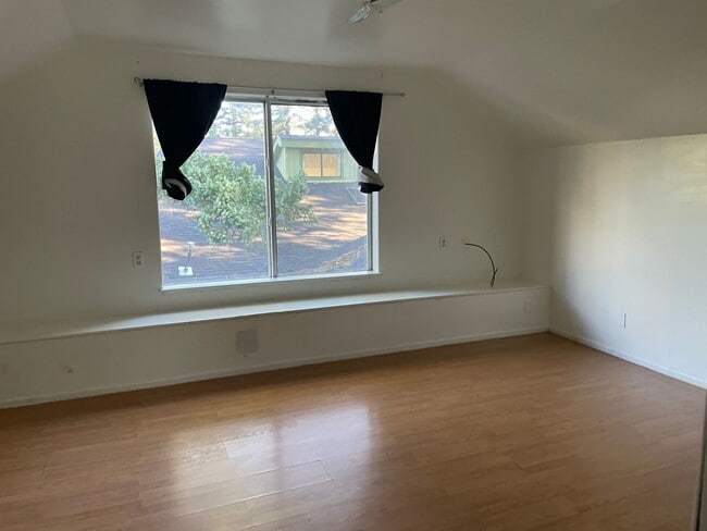Building Photo - 1 Bedroom 1 bathroom Apt