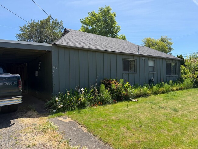 Photo - 1 bedroom, 1 bath duplex in Springfield!